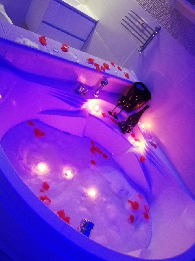 V&M Suite Con Jacuzzi Остуни Екстериор снимка