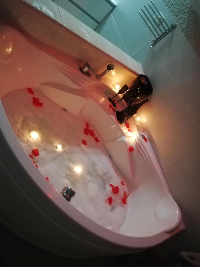 V&M Suite Con Jacuzzi Остуни Екстериор снимка