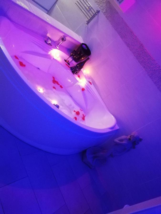 V&M Suite Con Jacuzzi Остуни Екстериор снимка