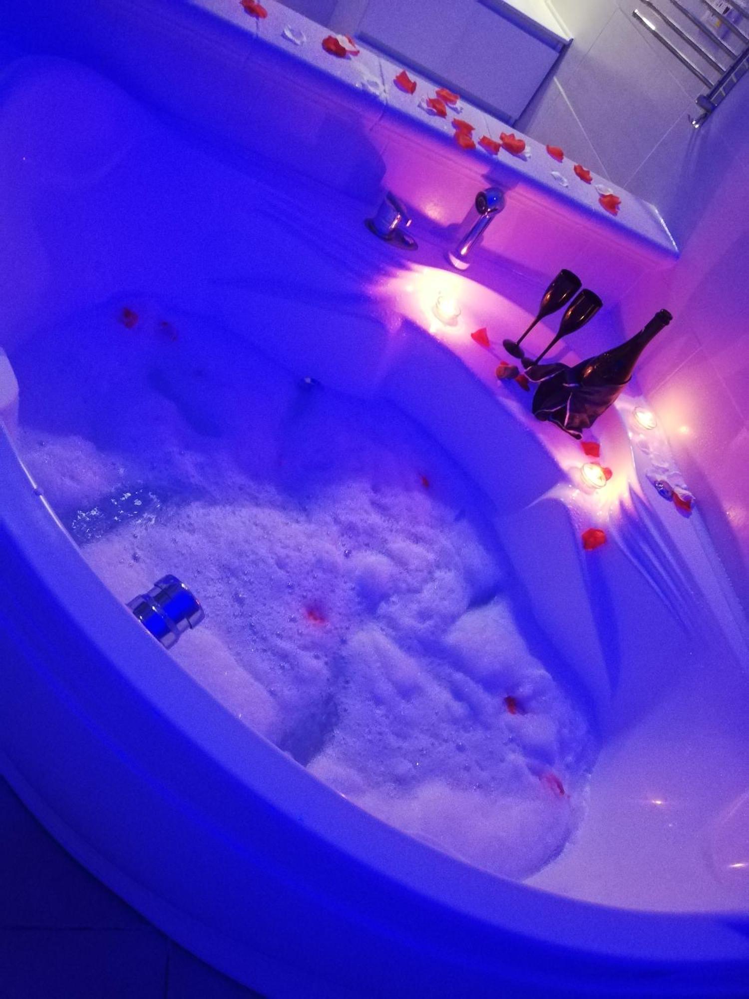 V&M Suite Con Jacuzzi Остуни Екстериор снимка